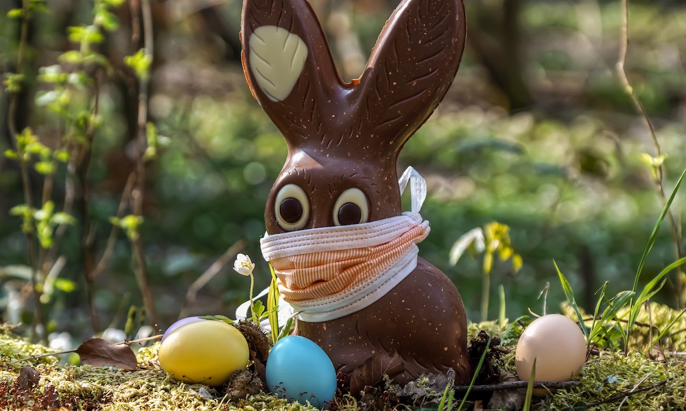 Pääsiäisen perinteet ovat kirjava joukko erilaisia pakanallisia ja kristillisiä tapoja. Ne ovat ympäri maailman sekoittuneet suklaan, munien, vitsojen ja Jeesuksen ylösnousemuksen iloiseksi sekamelskaksi.