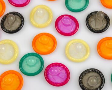 Oudoimmat uutiset esittelee tällä viikolla vietnamilaisen käytettyjä kondomeja pesevän ja myyntiin pakkaavan laitoksen. Mukana myös muun muassa Richard Nixonin puoliksi syöty leipä.
