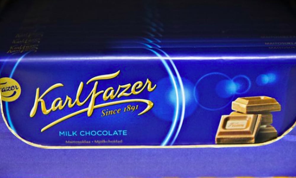 Lukijoiden kysymyksissä etsitään tänään vastaus Fazerin sininen -suklaan pakkauksen väriin ja samalla selviää miten rakkaan suklaan resepti ei olekaan suomalainen!