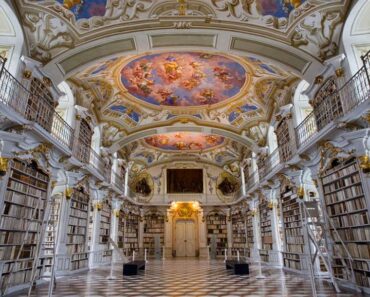 Tässä ovat maailman upeimmat kirjastot hämyisistä luostarikirjastoista kliinisen moderniin arkkitehtuuriin.