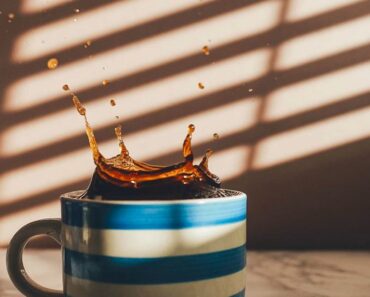 Lukijoiden kysymyksissä pohditaan ikiaikaista mysteeriä: Miksi kahvi aiheuttaa äkillisen kakkahädän?