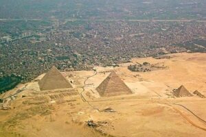 Tällä listalla tutustutaan kaikkien tuntemiin maamerkkeihin erikoisten faktojen kautta. Esimerkiksi Gizan pyramidit eivät kohoa keskellä aavikkoa.