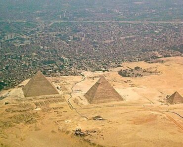 Tällä listalla tutustutaan kaikkien tuntemiin maamerkkeihin erikoisten faktojen kautta. Esimerkiksi Gizan pyramidit eivät kohoa keskellä aavikkoa.