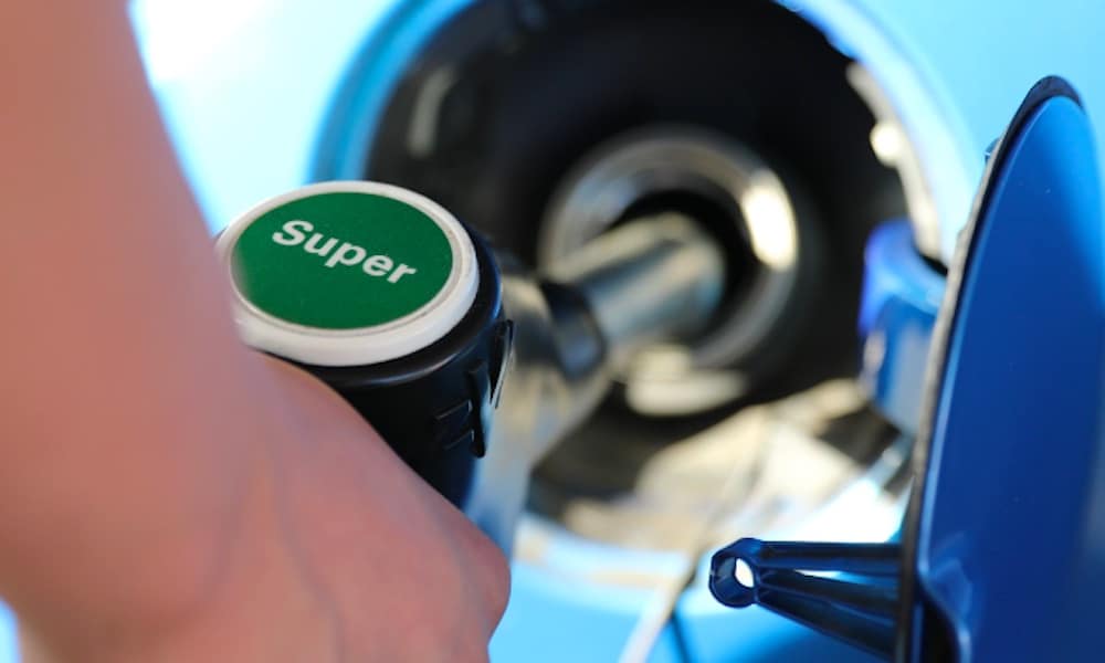 Oudoimmissa uutisissa kerrotaan tänään huoltoaseman polttoainepumpun ohjelmointivirheestä, jota hyväksi käyttäen sai tankattua bensaa ilmaiseksi.