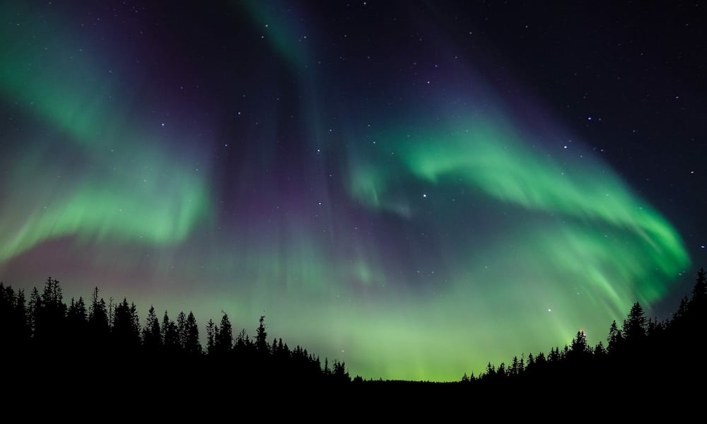 Listan aiheena ovat upeat revontulet, jotka ihastuttavat yöllisellä taivaalla.