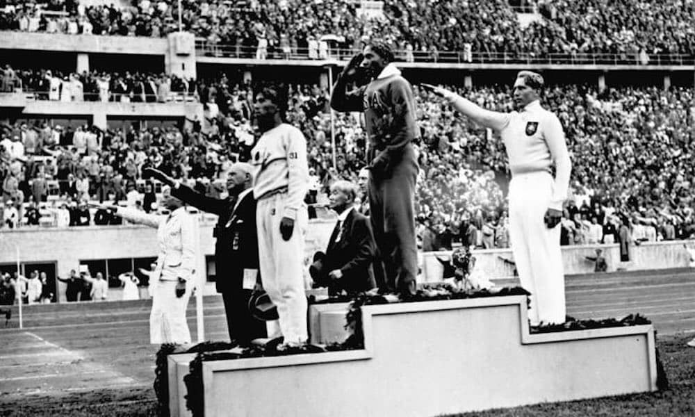 Olympiakisat lähestyvät ja nnyt otetaan katsaus aiempien olympialaisten koskettaviin hetkiin ja tarinoihin.